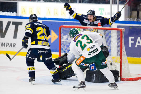 s Chris Abbott och Erik Andersson jublar vid mål till 1-0