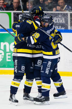 s Erik Andersson, Chris Abbott och Chris Campoli jublar