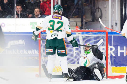 Färjestads Magnus Nygren och målvakt Justin Pogge deppar