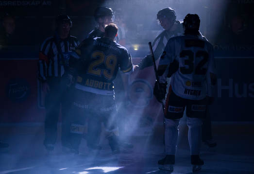 s Chris Abbott och Färjestads Magnus Nygren hälsar på
