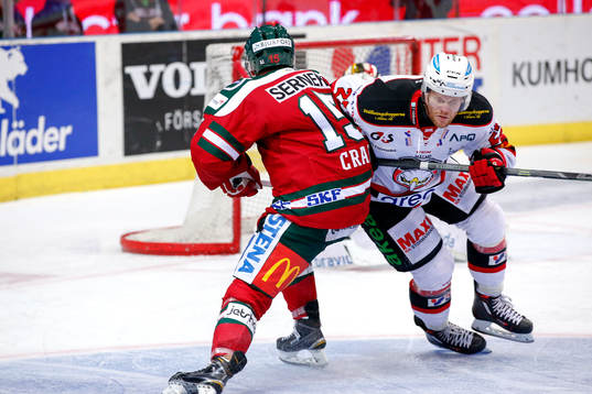 Frölundas Joey Crabb och Malmö Redhawks Jeremias Augustin