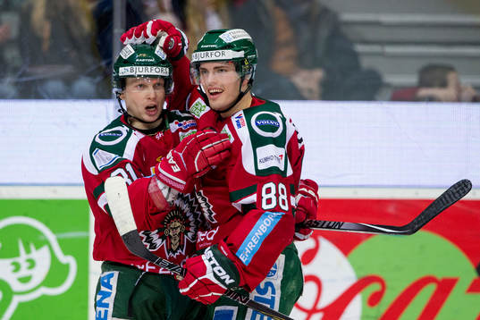 Frölundas Ryan Lasch kramar om 2-0 målskytten Andreas