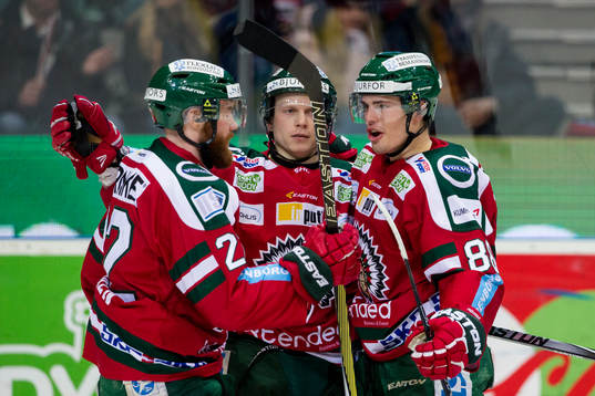 Frölundas Robin Figren och Ryan Lasch jublar ihop med 2-0