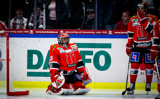 Örebros målvakt Julius Hudacek och Mikko Lehtonen deppar