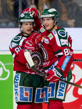 Frölundas Ryan Lasch kramar om 2-0 målskytten Andreas