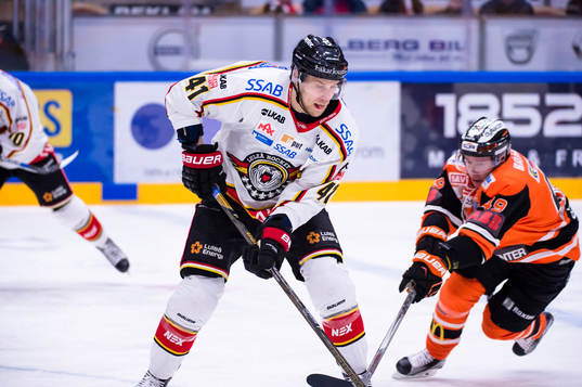Luleås Ilari Melart  jagas av Karlskronas Filip Cruseman
