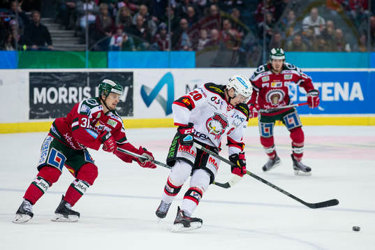 Frölundas Nicklas Lasu jagar Malmö Redhawks Henrik Hetta