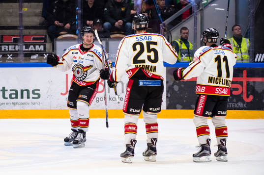 Luleås Lucas Wallmark har gjort 2-1 till Luleå och jublar