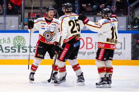 Luleås Lucas Wallmark har gjort 2-1 till Luleå och jublar