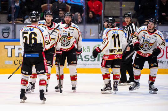 Luleås Lucas Wallmark har gjort 2-1 till Luleå och jublar