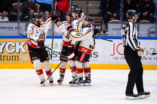 Luleås Lucas Wallmark har gjort 2-1 till Luleå och jublar