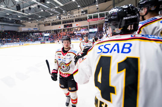 Luleås Lucas Wallmark har gjort 2-1 till Luleå och jublar