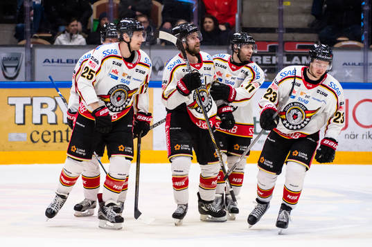 Luleås Lucas Wallmark har gjort 2-1 till Luleå och jublar