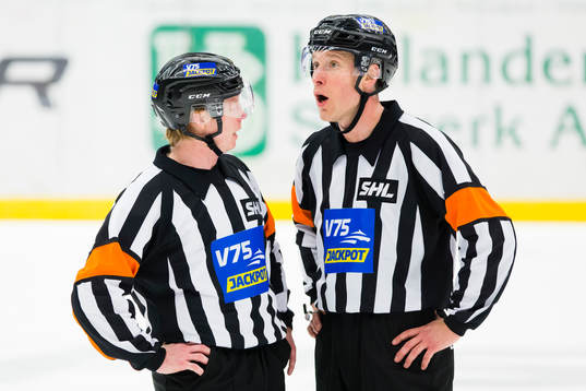 Domarna Pehr Claesson och Tobias Björk