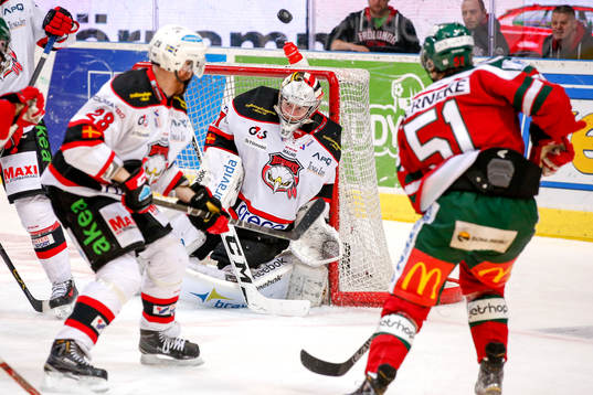 Malmö Redhawks målvakt Jonas Gunnarsson räddar ett skott
