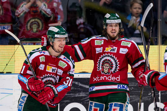 Frölundas Nicklas Lasu jublar ihop med Sebastian Stålberg