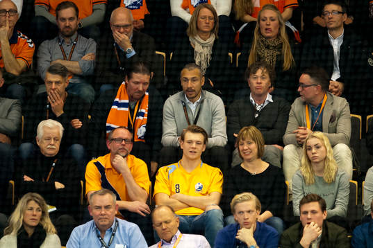 Helsingborgs tränare Henrik Larsson bland publiken