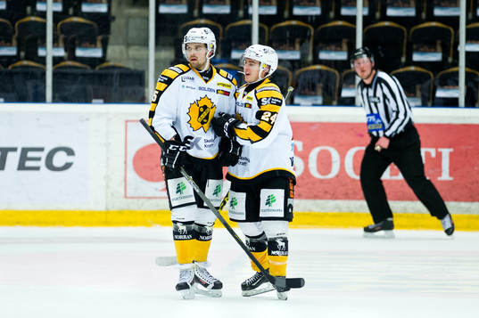 Skellefteås Axel Holmström och Andreas Wingerli jublar