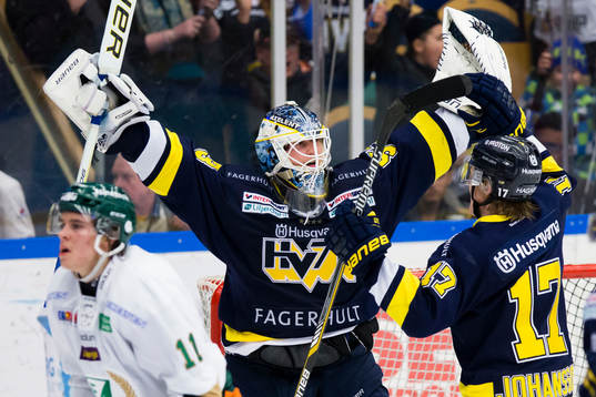 s målvakt Fredrik Pettersson-Wentzel och Emil Johansson