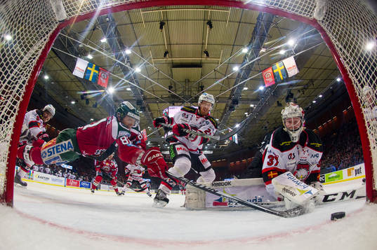 Frölundas Ryan Lasch slänger sig före Malmö Redhawks