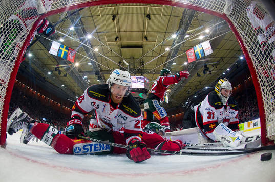 Malmö Redhawks Jens Olsson liggande på Frölundas Ryan