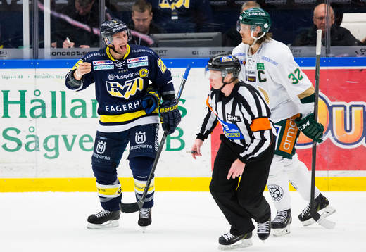 s Chris Abbott irriterad på domaren Pehr Claesson