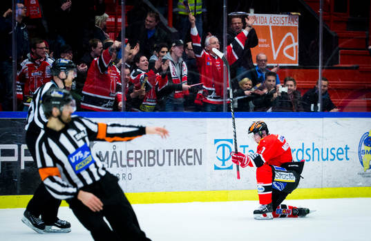 Örebros Joel Mustonen gör 2-1 och jublar