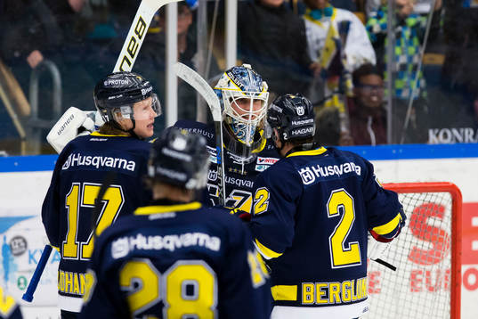 s målvakt Fredrik Pettersson-Wentzel jublar