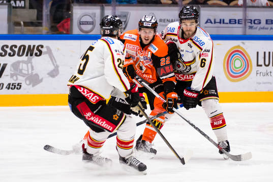 Karlskronas Alexander Bergström försöker ta sig förbi