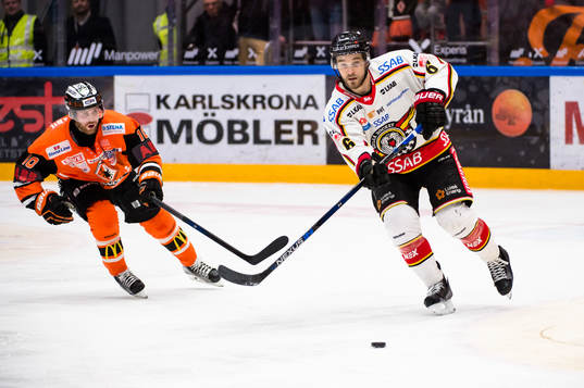 Luleås Craig Schira med pucken