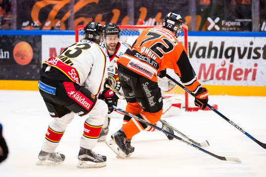 Karlskronas Joachim Rohdin oroar framför Luleås målbur