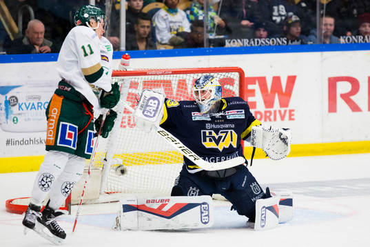 s målvakt Fredrik Pettersson-Wentzel räddar framför