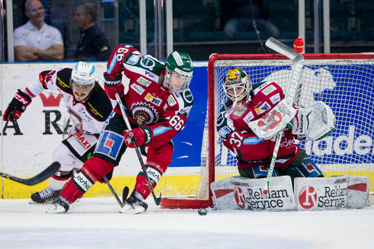 Frölundas Oscar Fantenberg viker in framför målvakt