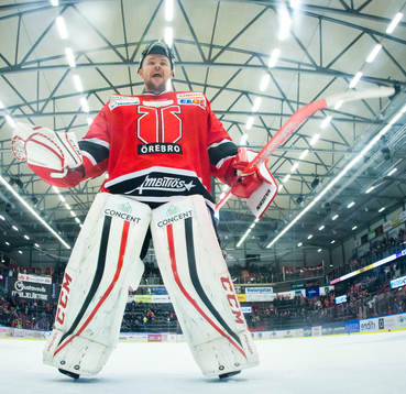 Örebros målvakt Julius Hudacek jublar