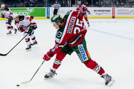 Frölundas Oliver Lauridsen skjuter ett skott