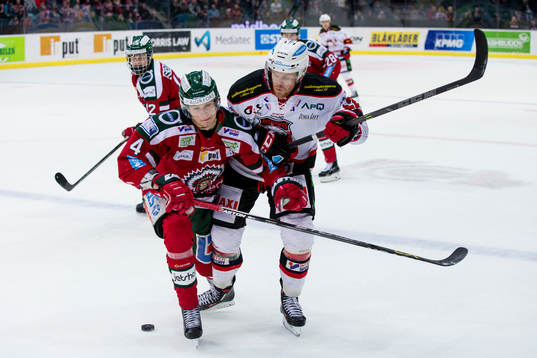 Frölundas Jacob Larsson tacklar Malmö Redhawks Jeremias