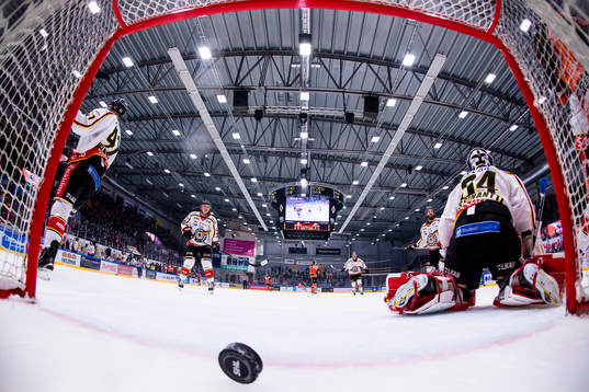 Karlskronas Jesper Olofsson har gjort 1-0 och jublar