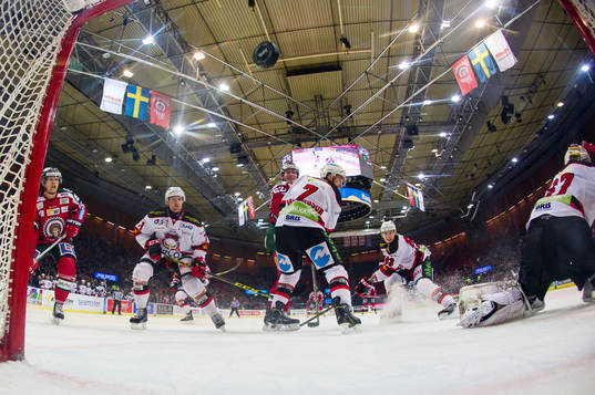 Frölundas Artturi Lehkonen och Joey Crabb ser Andreas