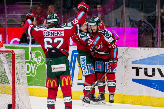 Frölundas Andreas Johnson jublar ihop med Joey Crabb