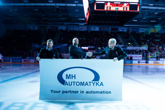 Karlskronas Ordförande Rolf Lindberg tar i hand med en ny