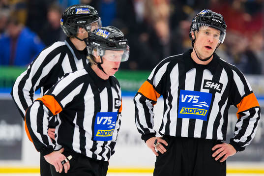 Domarna Pehr Claesson och Tobias Björk