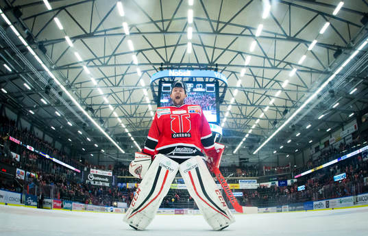 Örebros målvakt Julius Hudacek jublar