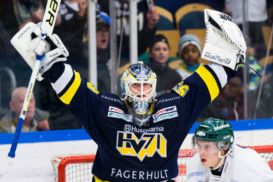 s målvakt Fredrik Pettersson-Wentzel jublar och