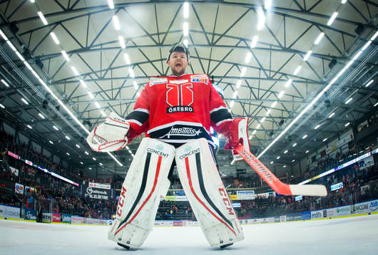 Örebros målvakt Julius Hudacek jublar