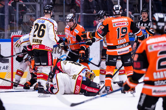 Luleås målvakt Joel Lassinantti blockerar pucken