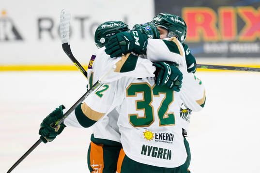 Färjestads Magnus Nygren jublar med lagkamrater