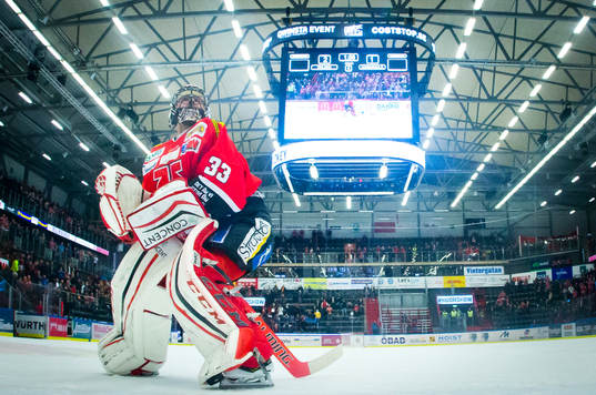 Örebros målvakt Julius Hudacek jublar