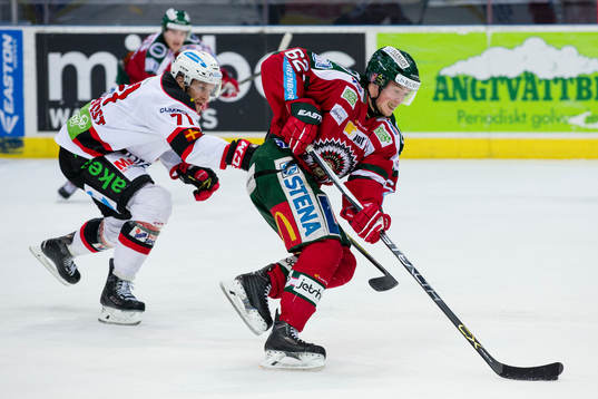 Frölundas Artturi Lehkonen före Malmö Redhawks Mathias