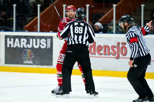 Modos Noah Welch och domaren Marcus Burman