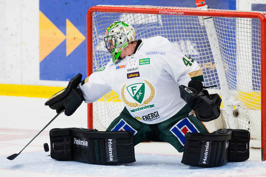 Färjestads målvakt Justin Pogge räddar